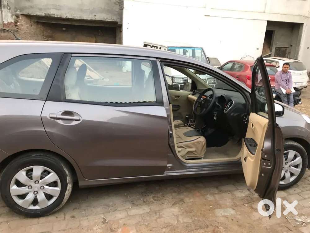All New Honda Mobilio With One Hand Driven And Non Touched Engine.