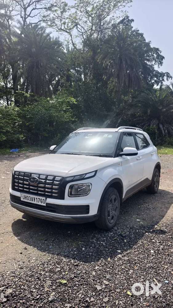 Hyundai Venue 2025 Petrol 14000 Km Driven