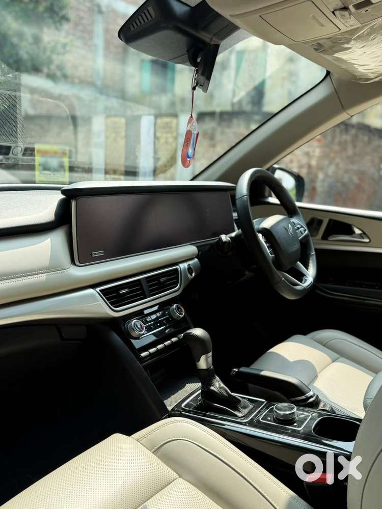 Mahindra Xuv700 2.0 Ax 7 Petrol At Str, 2024, Petrol