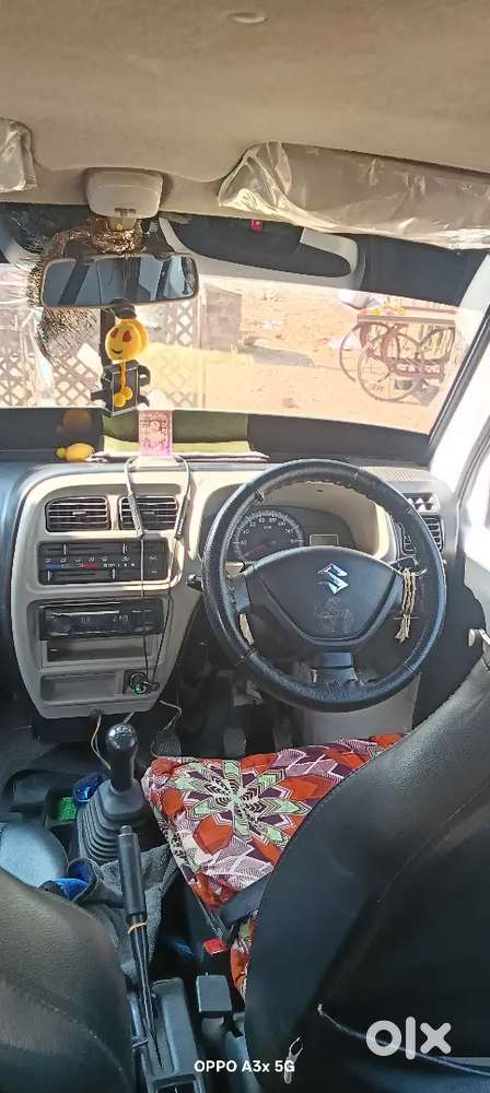 दो टायर नए दो टायर 50% है स्पेयर व्हील 70% Cng लगा हुआ है