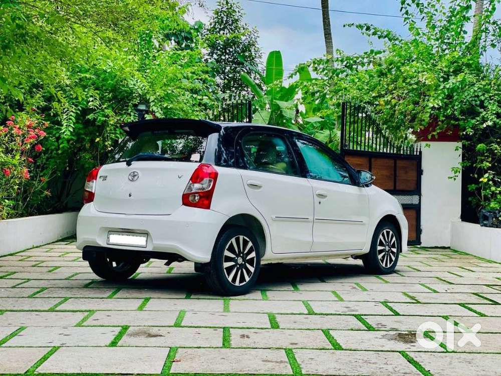 Toyota Etios Liva V Dual Tone, 2019, Petrol