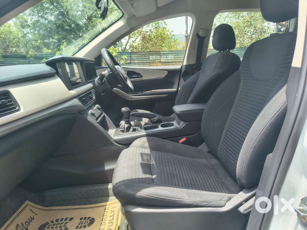 Mahindra Xuv700 Mx Petrol Mt 5 Str (e), 2022, Diesel