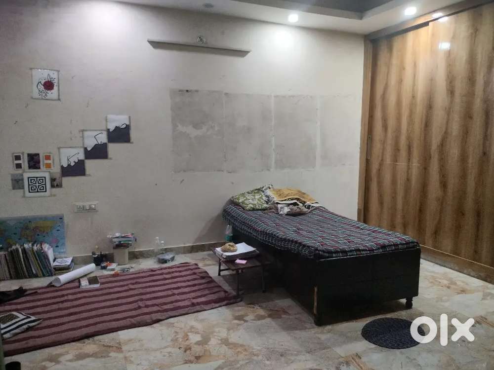 Looking for a 2 female flatmates in batla house