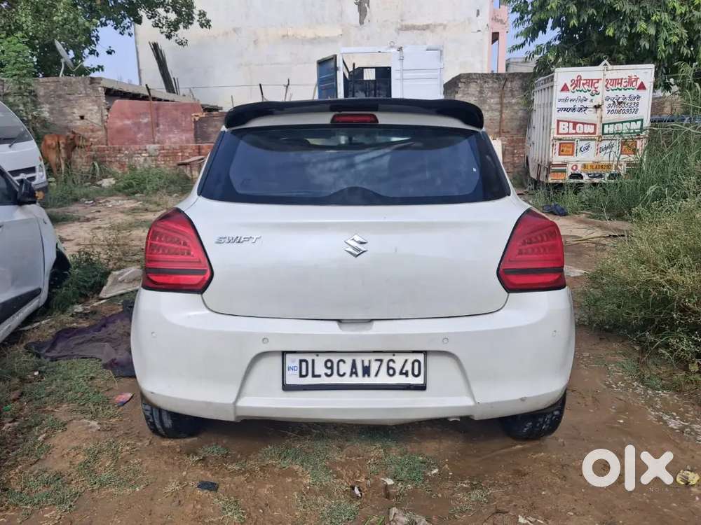 Swift Black And White Colour Top Variant