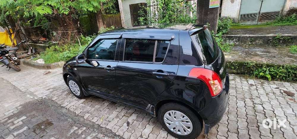 Maruti Suzuki Swift Lxi Bsiv, 2010, Petrol