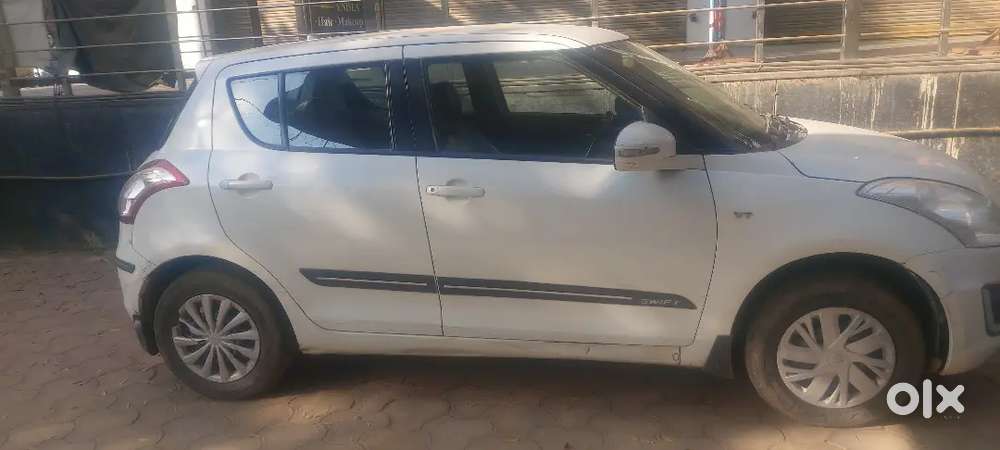 बहुत अच्छी कार पेट्रोल/सीएनजी शोरूम कंडीशन कार