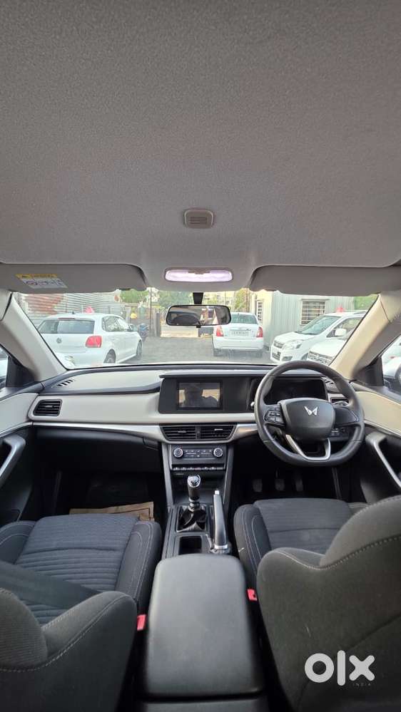 Mahindra Xuv700 2.0 Mx Petrol Mt 5 Str, 2022, Petrol