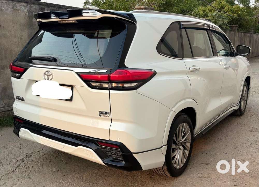 Toyota Innova Hycross, 2025, Petrol