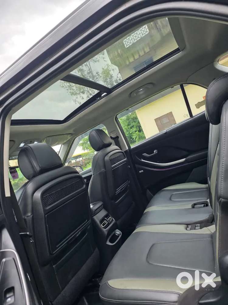 Hyundai Alcazar  Signature (o) Seater 
Petrol 
Automatic Top