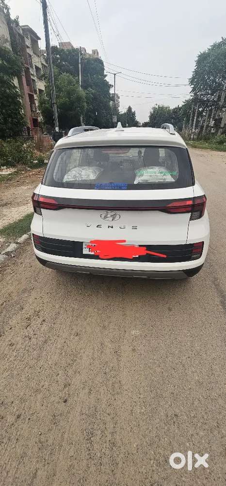Hyundai Venue 2025 Petrol Well Maintained