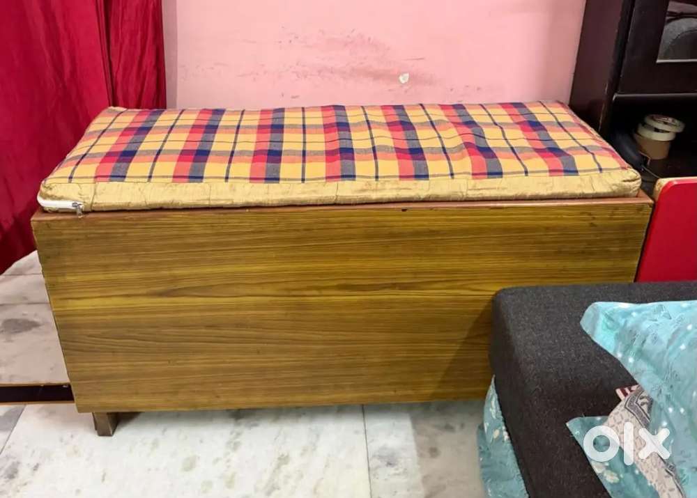 Settee sofa with storage
