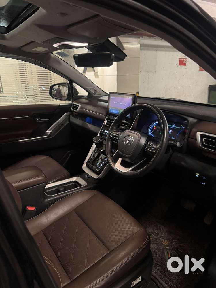 Toyota Innova Hycross