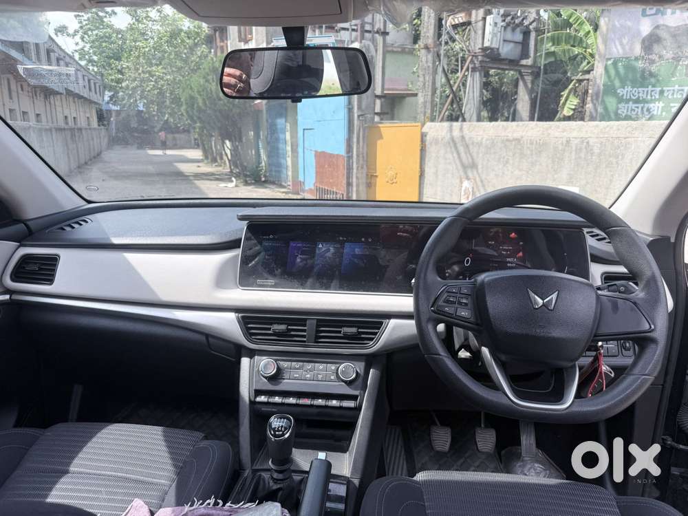 Mahindra Xuv700 2.0 Ax 5 Petrol Mt 7 Str, 2022, Petrol