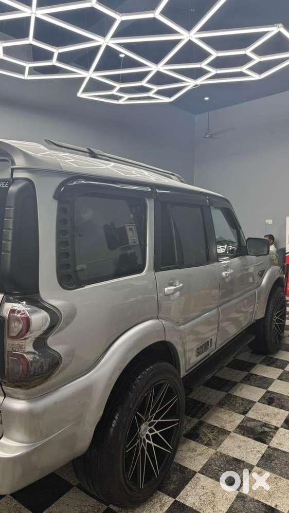Mahindra Scorpio Classic S10 2016