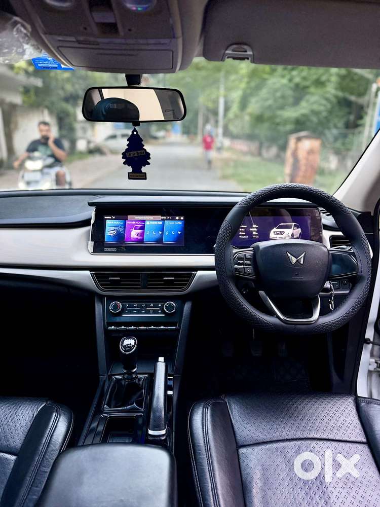 Mahindra Xuv700 2.0 Ax 5 Petrol Mt 7 Str, 2022, Petrol