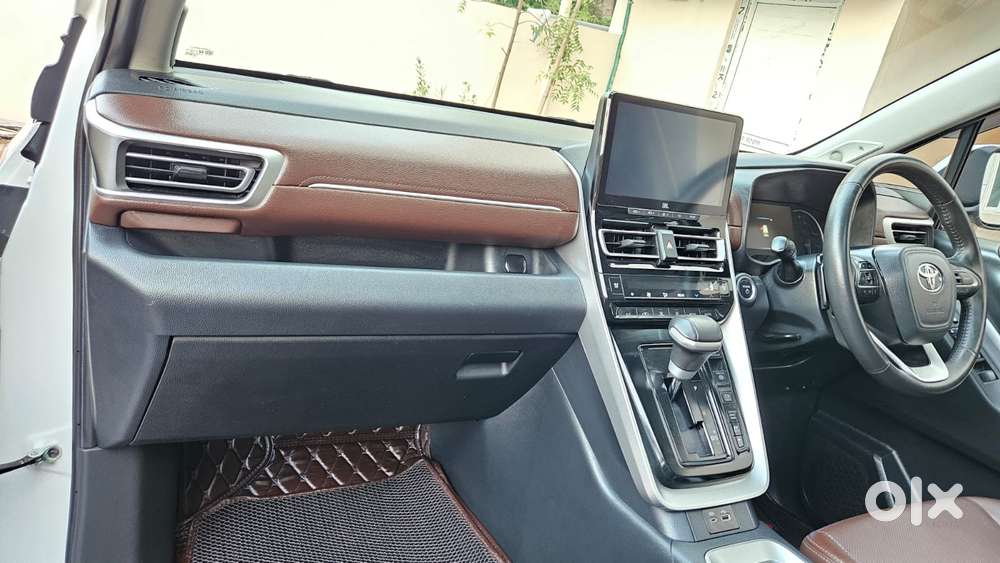 Toyota Innova Hycross 2.0 Zx (o) Hybrid 7 Str, 2025, Petrol