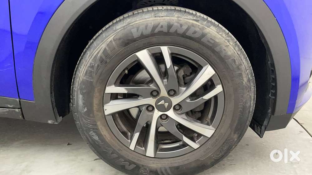 Mahindra Xuv700 2.0 Ax 5 Petrol Mt Str, 2022, Petrol