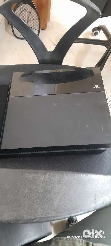 PS 4    500Gb  3 years old