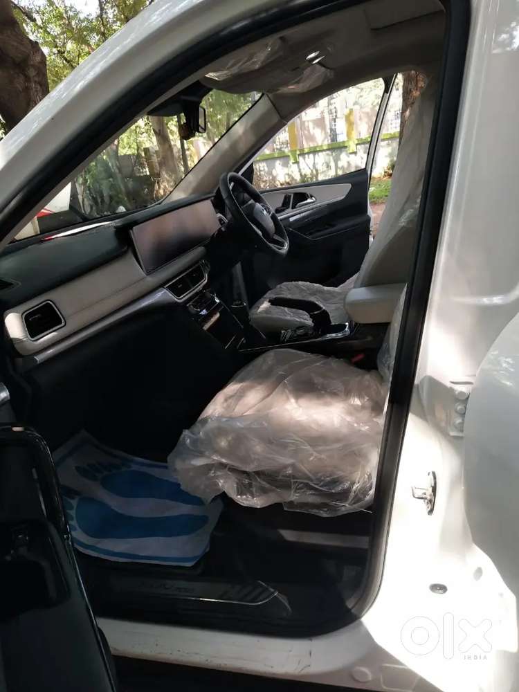 Mahindra Xuv700 2022 Petrol 10000 Km Driven