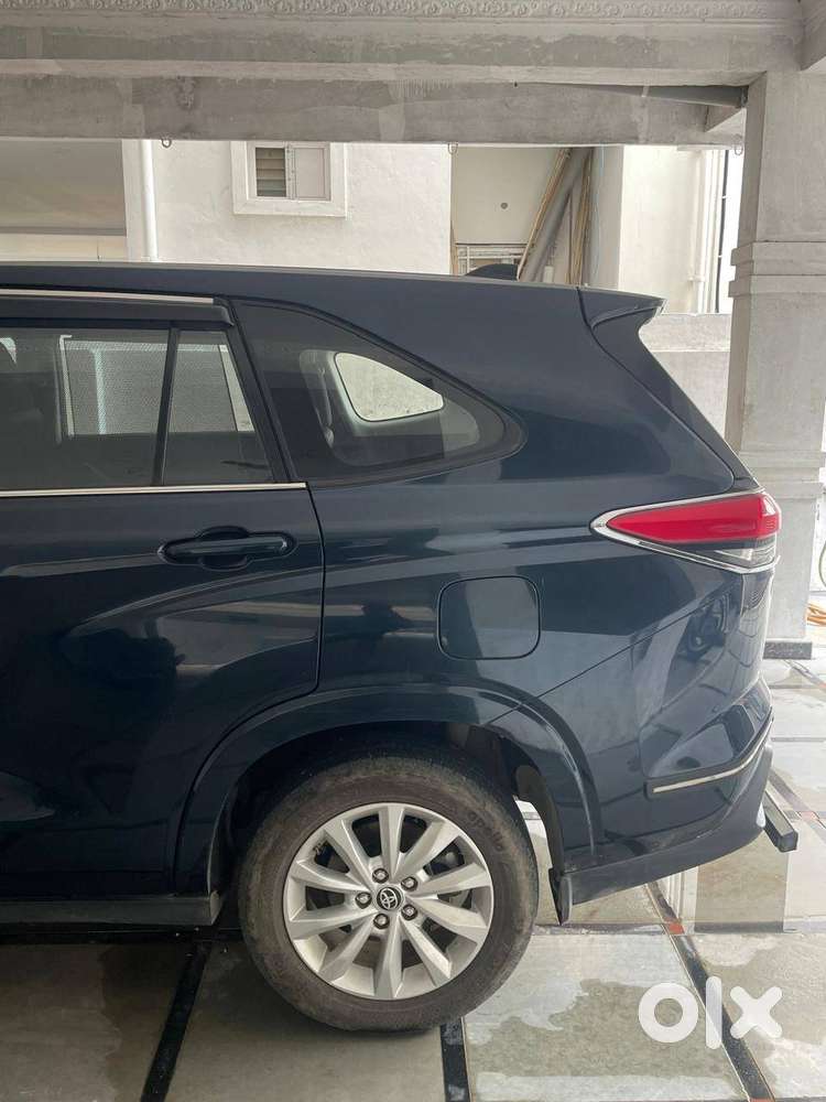 Toyota Innova Hycross (2023)