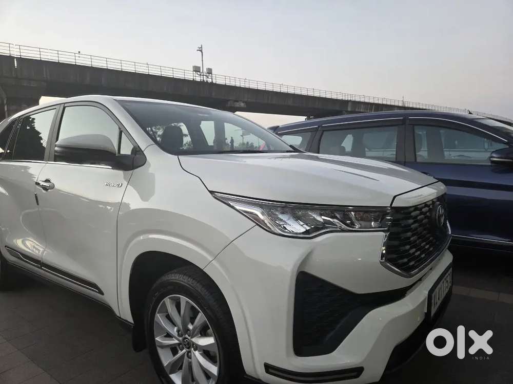 Toyota Innova Hycross