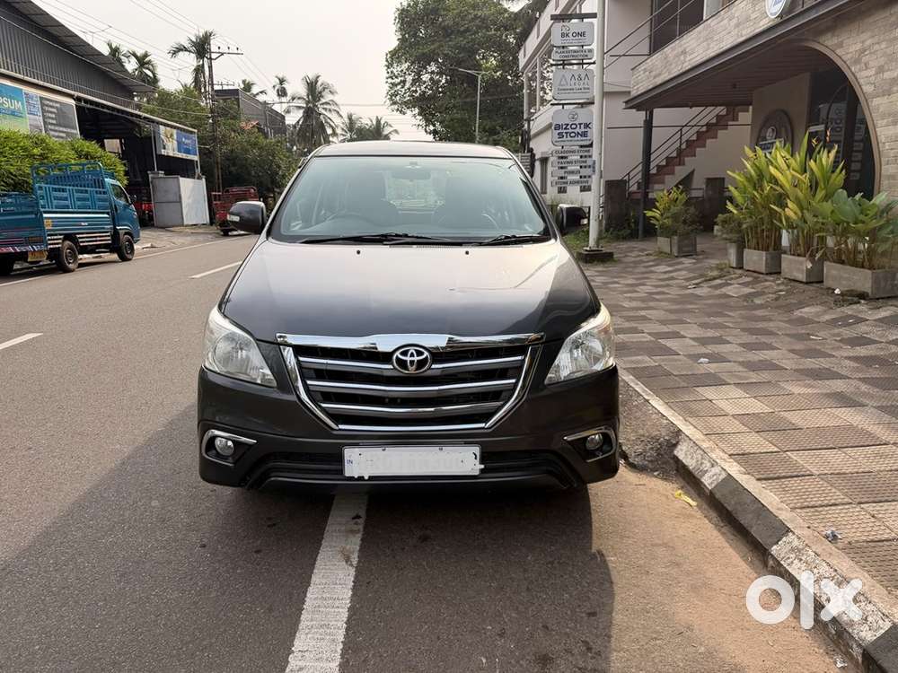 Toyota Innova 2.5 V / 7 Str/ 2015 Model/ 2016 Registration/ Hr Number