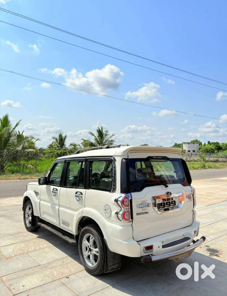 Mahindra Scorpio S10, 2015