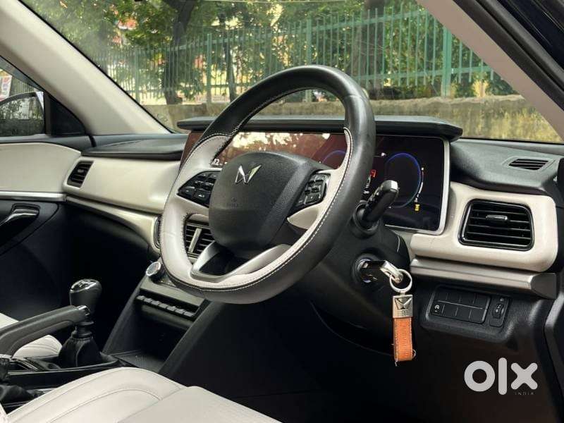 Mahindra Xuv700 2.0 Ax 5 Petrol Mt 7 Str, 2024, Petrol