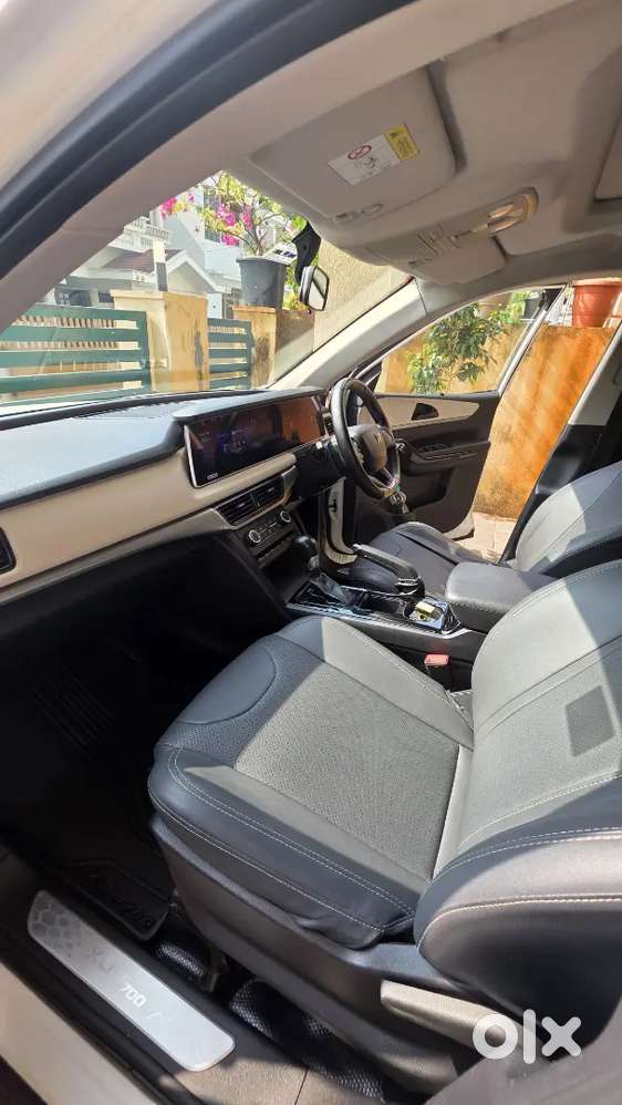 Mahindra Xuv700 Ax5 Petrol Automatic 5 Seater