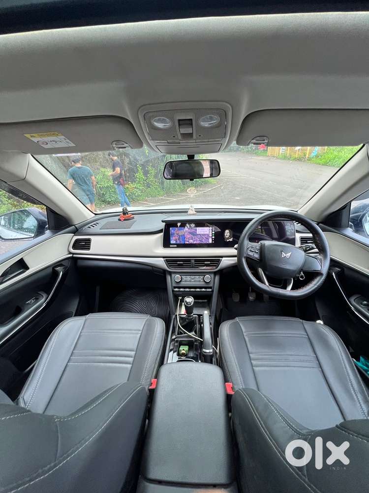 Mahindra Xuv700 Ax5 Petrol Mt — 2021 Ga