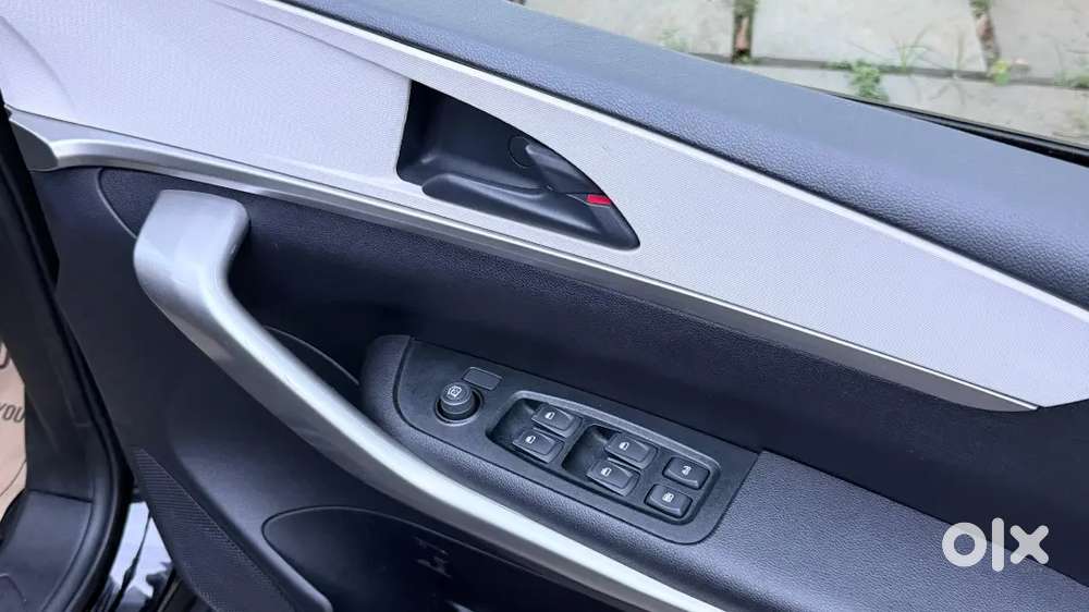 Mahindra Xuv700 2024 Petrol 15000 Km Driven 7 Seater