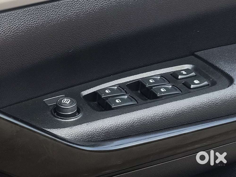 Mahindra Xuv700 2.0 Ax 5 Petrol Mt 7 Str, 2022, Petrol