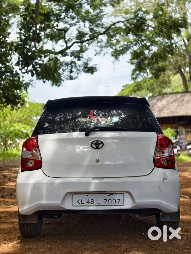 Toyota Etios Liva V 2018 Dual Tone