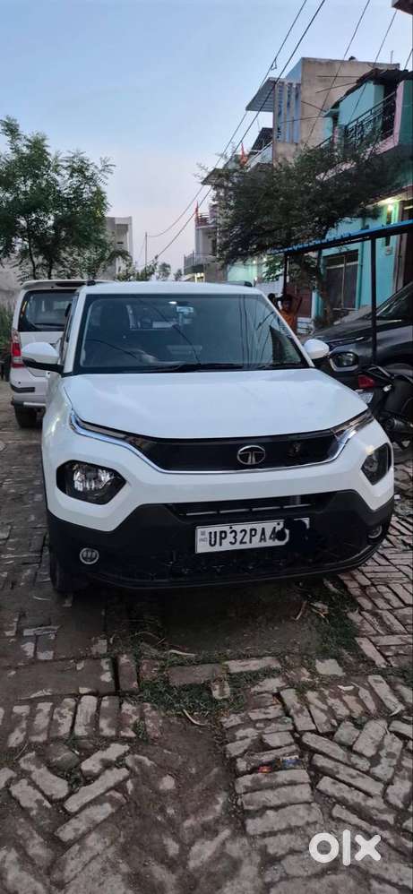 Gadi Top Model जैसी जैसी है Alloy Wheels छोडकर बाकी सब हैं