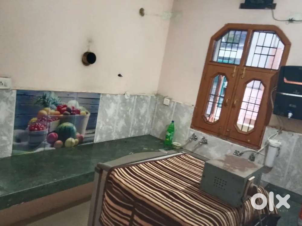 Well maintained Room Near main Hayway