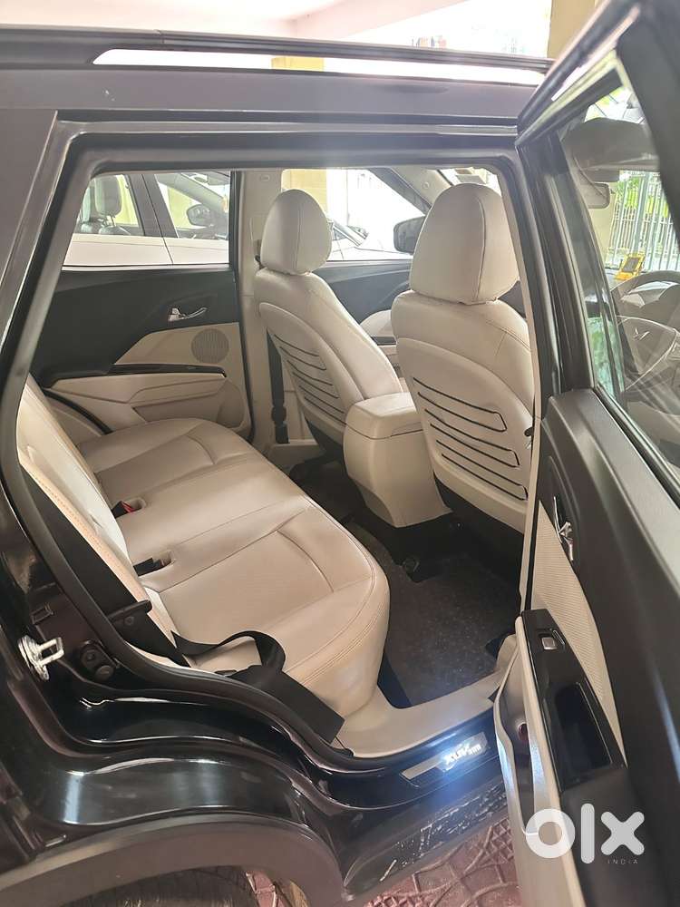 Xuv300 W8(o) Pet Mt 2022 Facelift Top End  11,700 Km  Self Driven