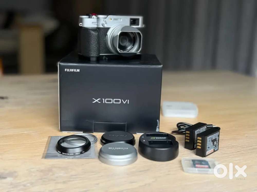 Fujifilm X100VI Silver 40.2MP 3,600 Shutter Box Extras SmallRig