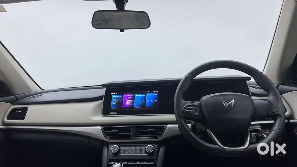 Mahindra Xuv700 2.0 Ax 5 Petrol Mt 7 Str, 2022, Petrol