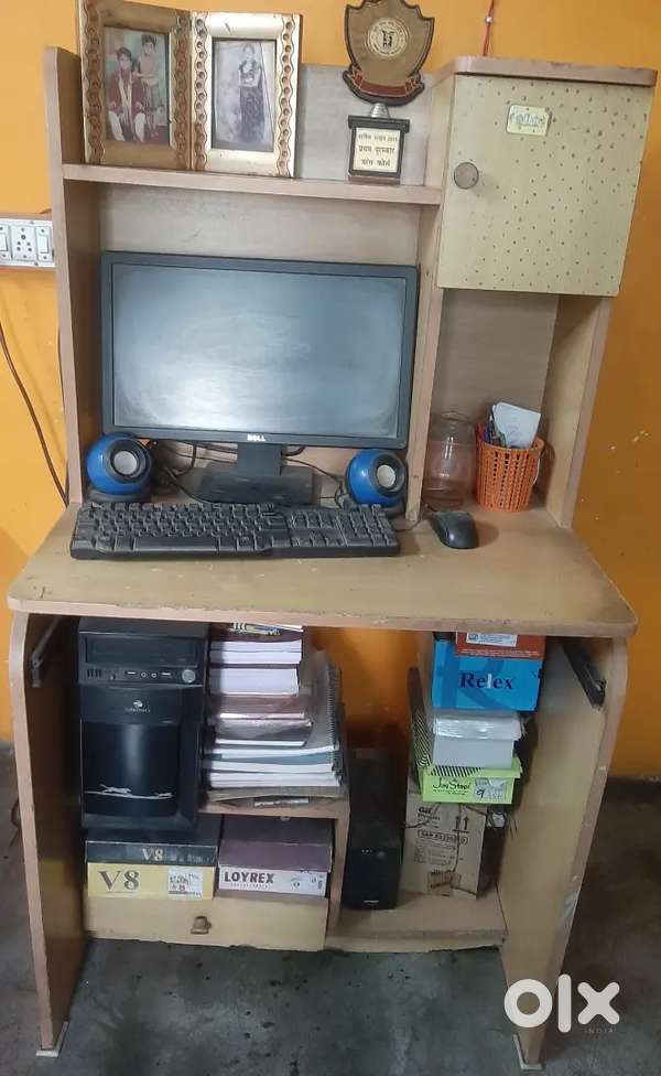 Computer with computer table