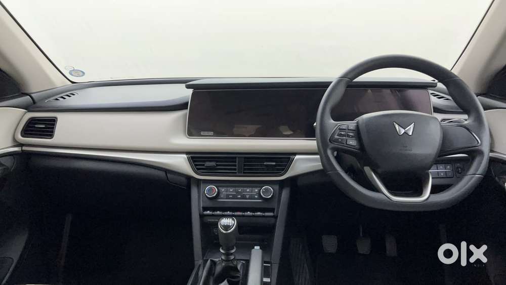 Mahindra Xuv700 2.0 Ax 5 Petrol Mt 7 Str, 2023, Petrol