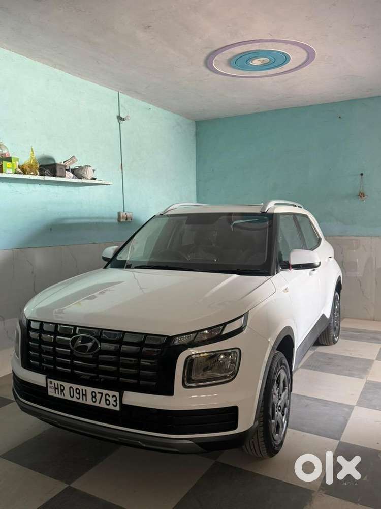 Hyundai Venue 2025 Petrol 3500 Km Driven