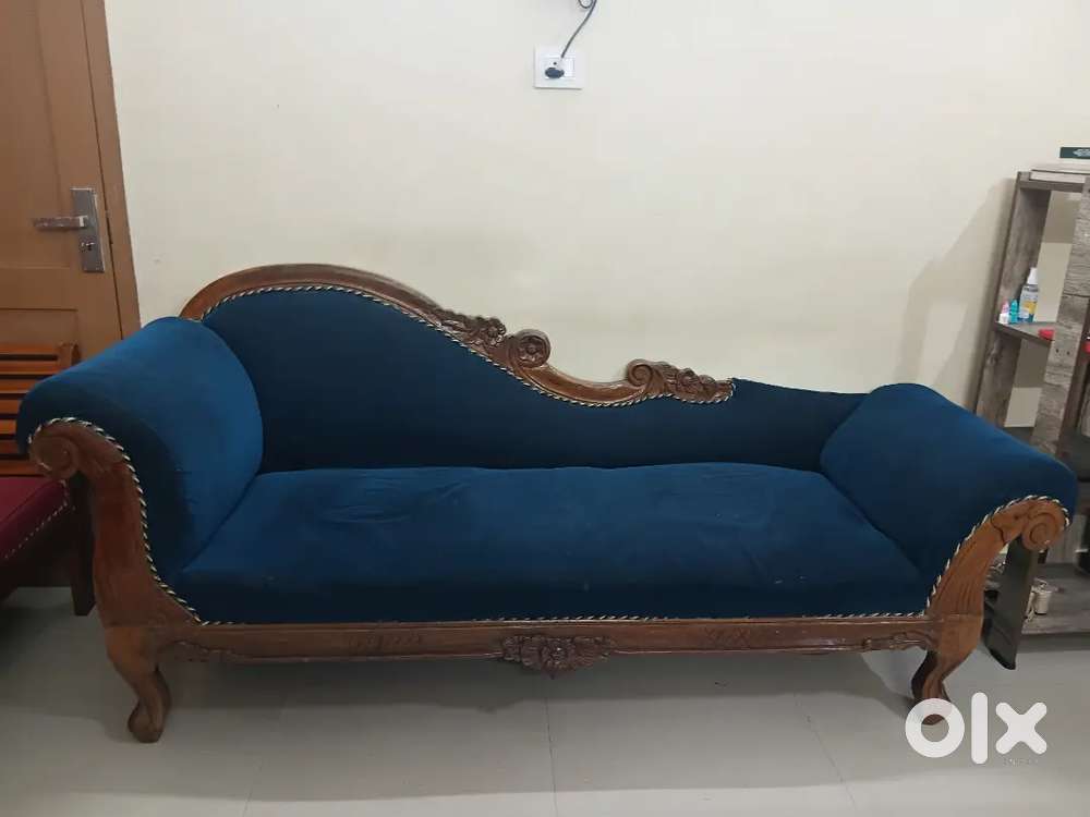 Divancoat      good quality and good  wood
