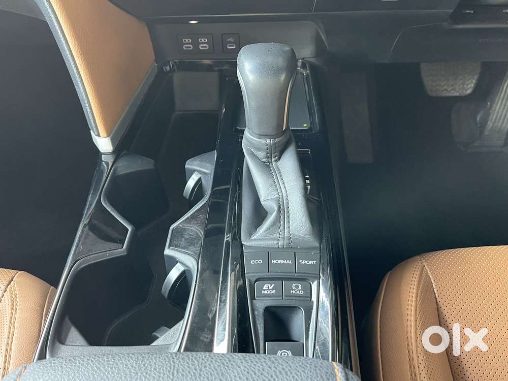 Toyota Camry Hybrid, 2025, Petrol
