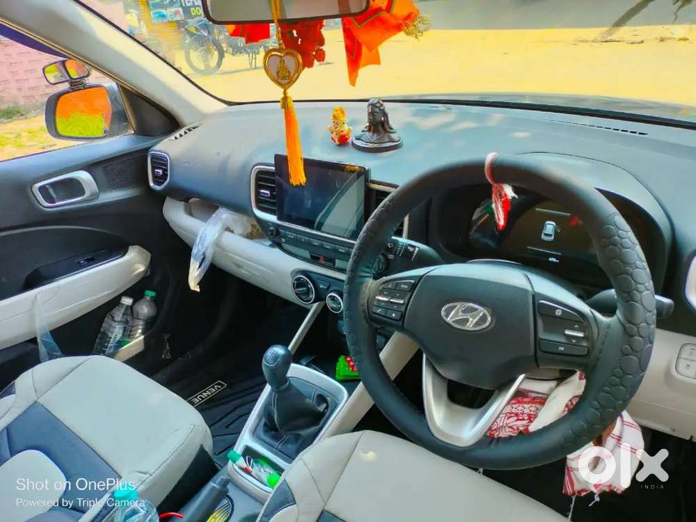 Hyundai New Venues 2023 Petrol 32800 Km Driven