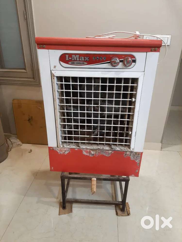Cooler in excellent condition with stand season used Kitchen