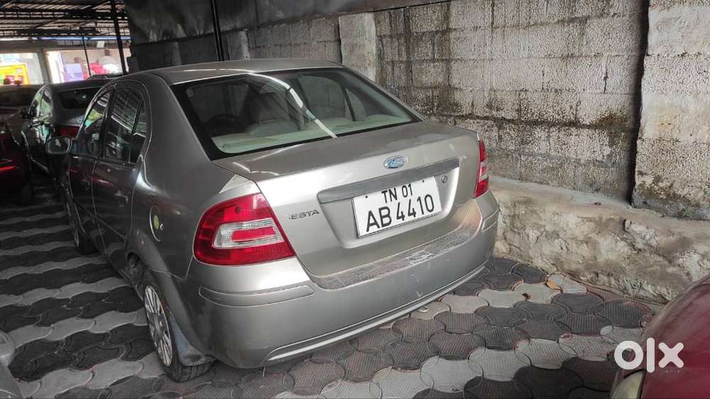 Power Steering, Power Window, Center Lock