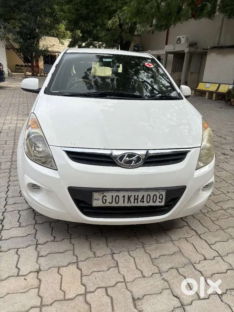 Doctor Female Car Reparshing Done Tiptop Condition