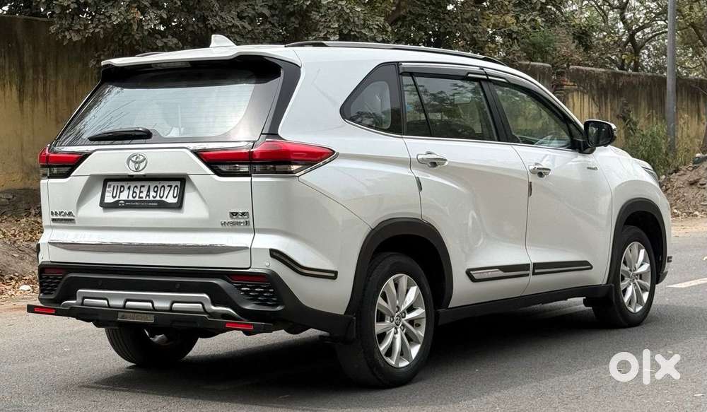 Toyota Innova Hycross