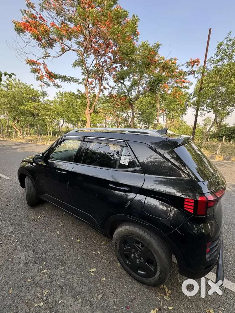 Hyundai Venue 2025 Petrol Well Maintained