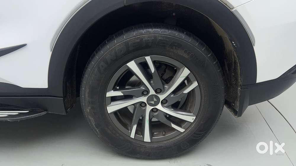 Mahindra Xuv700 2.0 Ax 5 Petrol Mt 7 Str, 2022, Petrol